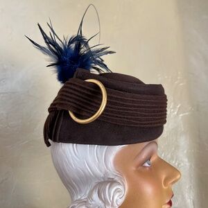 ELABORATE 1940s' BROWN FELT TOQUE + TOPSTITCHING, 2 GOLD RINGS & BLUE FEATHERS
